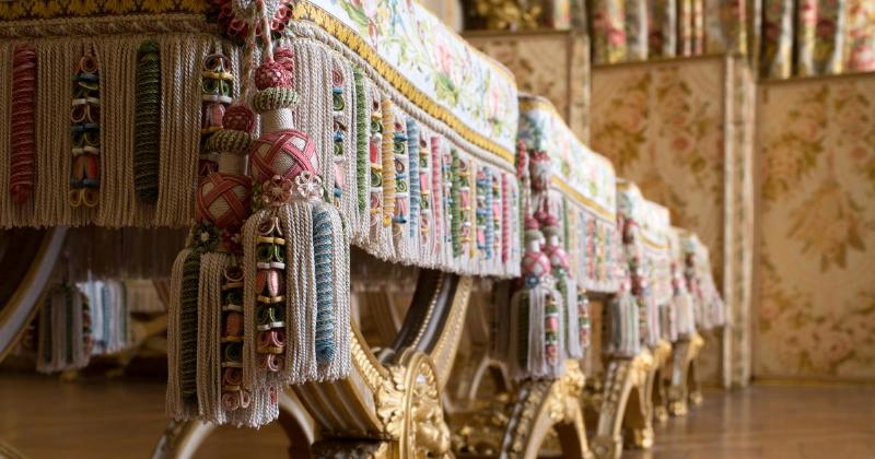 Statue femme antique néoclassique marbre blanc, drapeau français subtil en arrière-plan, détails élégants